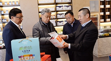 中國人民銀行黨委書記、中國銀保監會主席郭樹清蒞臨公司調研產業化扶貧工作